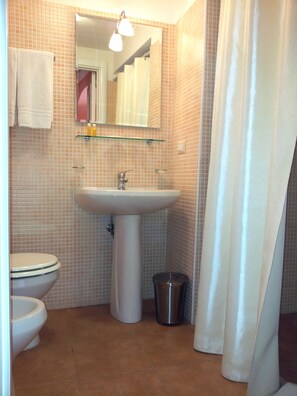 Quadruple Room | Bathroom | Shower - Tenuta Doxi (Sannicola)
