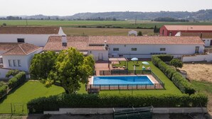 A residential property with a swimming pool, a tennis court, and a well-maintained garden. - Quinta da Gafaria (Almeirim)