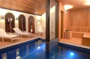 2 つの屋外プール、営業時間 9:00 ~ 21:00、プール パラソル、サンラウンジャー