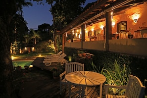 朝食、ランチ、ディナーに営業 (多国籍料理、プール ビュー)