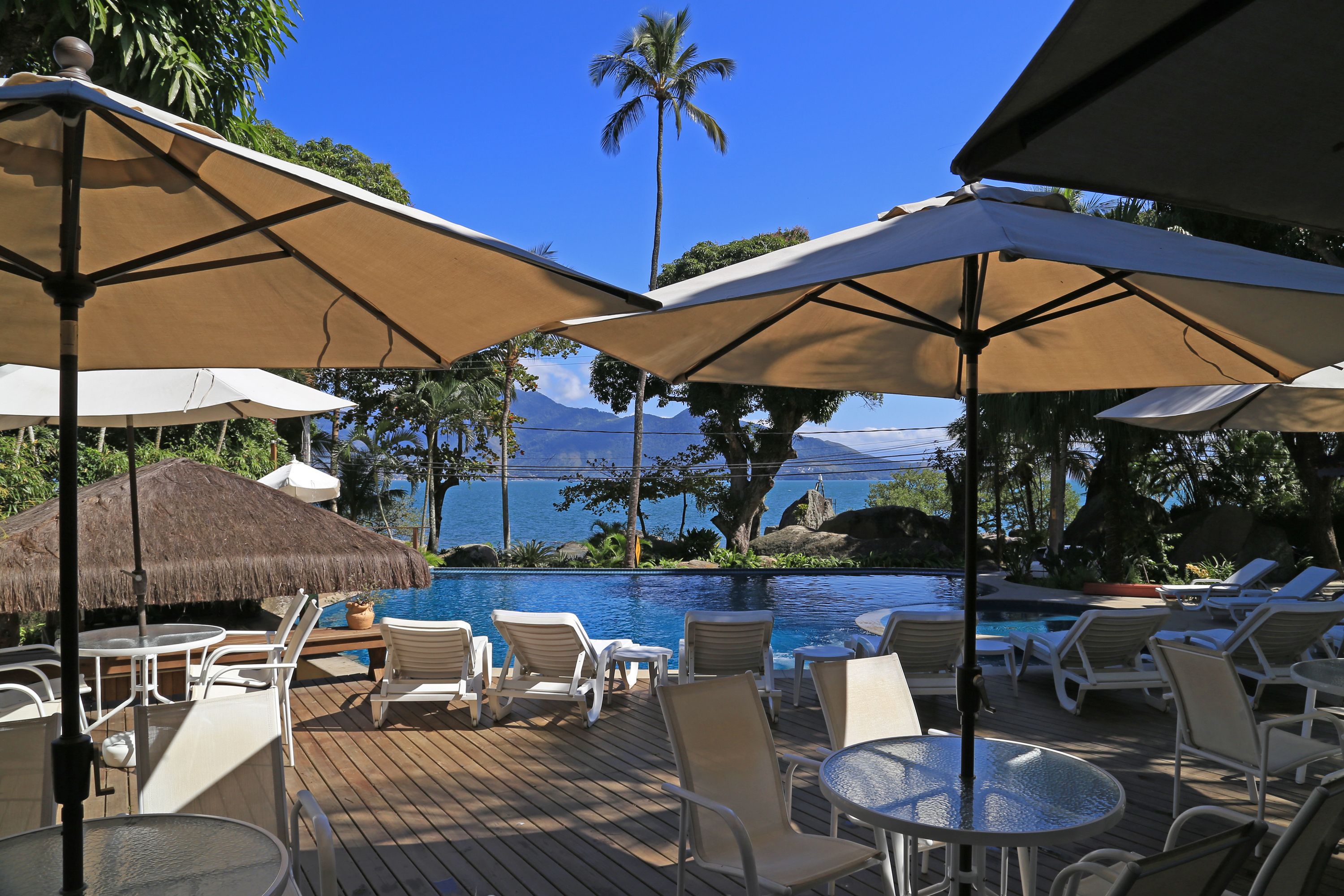 2 piscinas externas, funciona das 9h às 21h, guarda-sóis