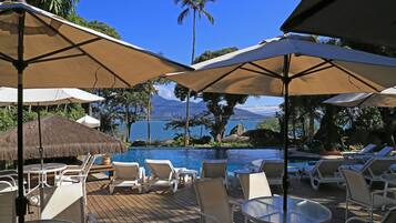 2 piscinas externas, funciona das 9h às 21h, guarda-sóis