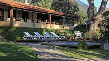 2 utendørsbassenger, bassengparasoller og solsenger