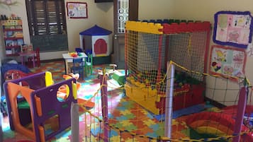 Área de juegos infantiles bajo techo