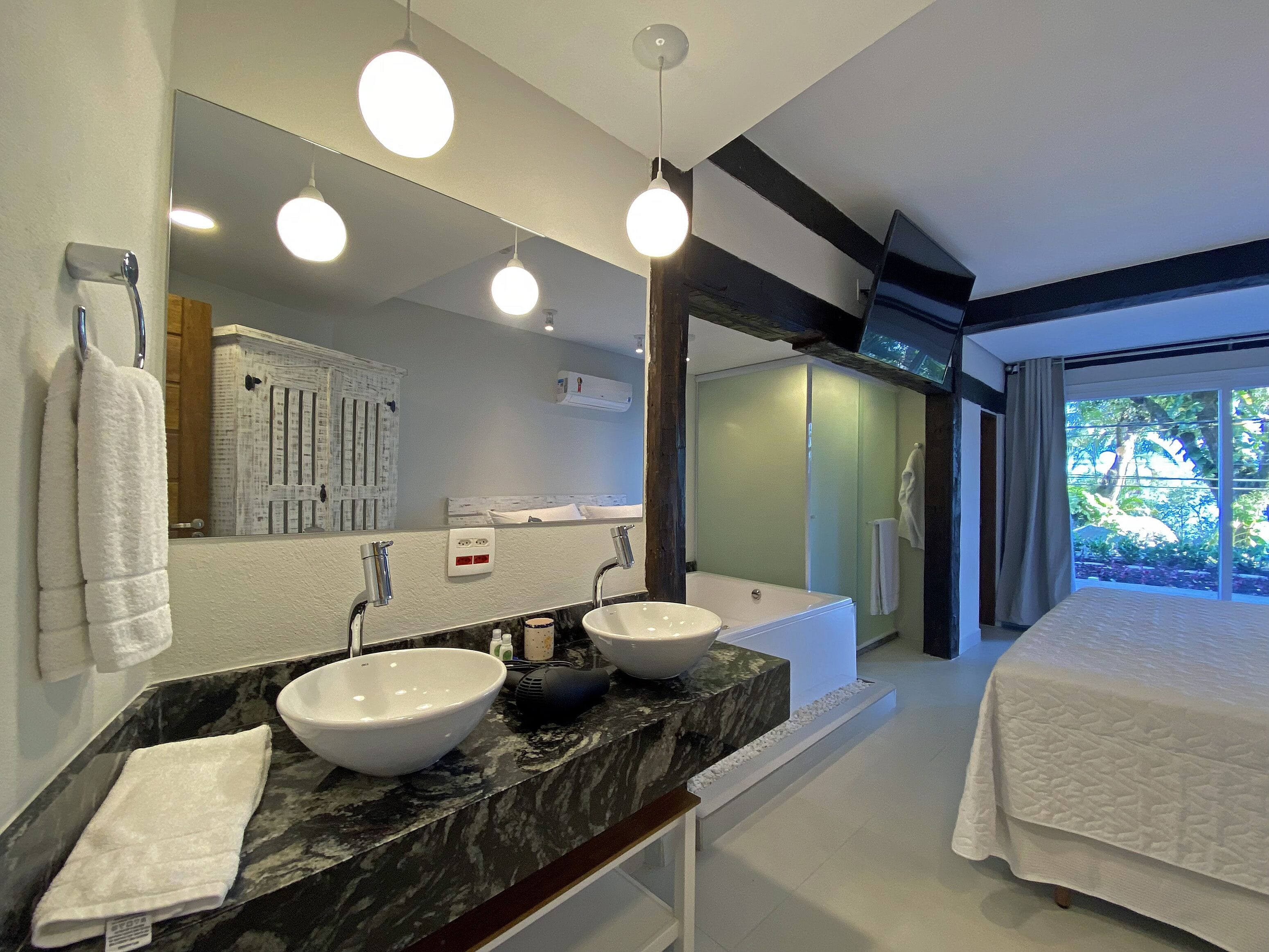 bonete casal | bathroom | hair dryer, towels