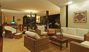 Lobby sitting area - Porto Pacuiba Hotel Ilhabela (Ilhabela)