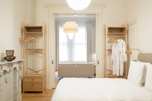 Suite Deluxe, vista città | 1 camera, biancheria da letto ipoallergenica, copriletto in piuma