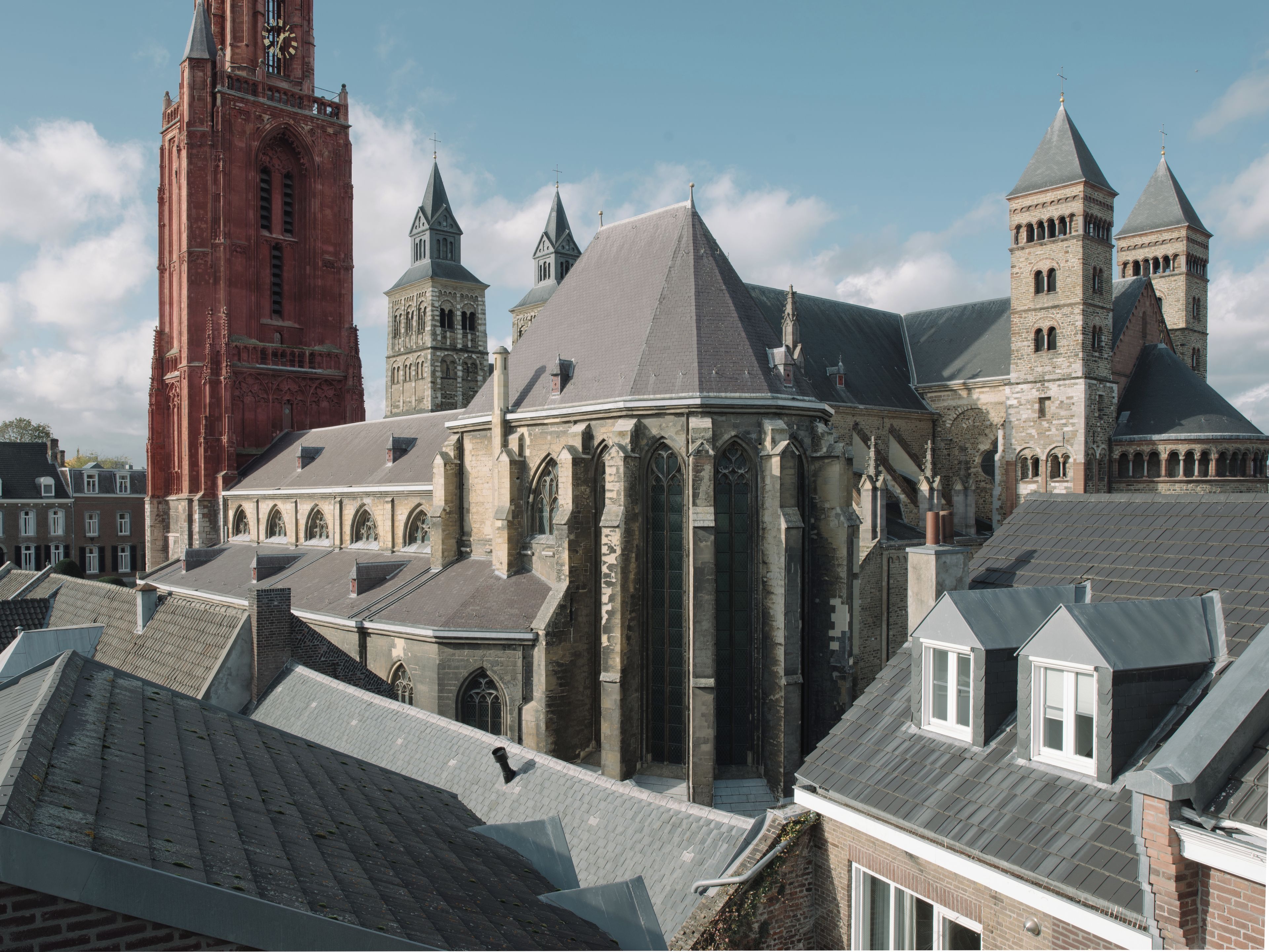 Ein historisches Gebäude mit einem markanten Glockenturm und zahlreichen Türmen.