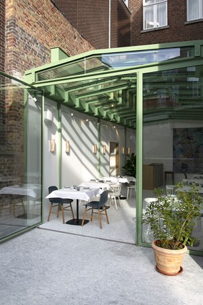 Desayuno completo diario (EUR 25 por persona)