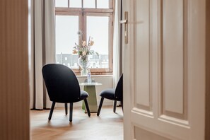 Dobbeltrom – superior, byutsikt | Oppholdsområde | En 44-tommers LED-TV med kabel-kanaler samt TV og Netflix