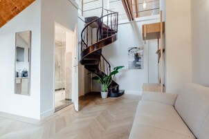 スタンダード デュープレックス | リビング エリア | 44 インチのLED テレビ (ケーブル放送視聴可)、テレビ、Netflix