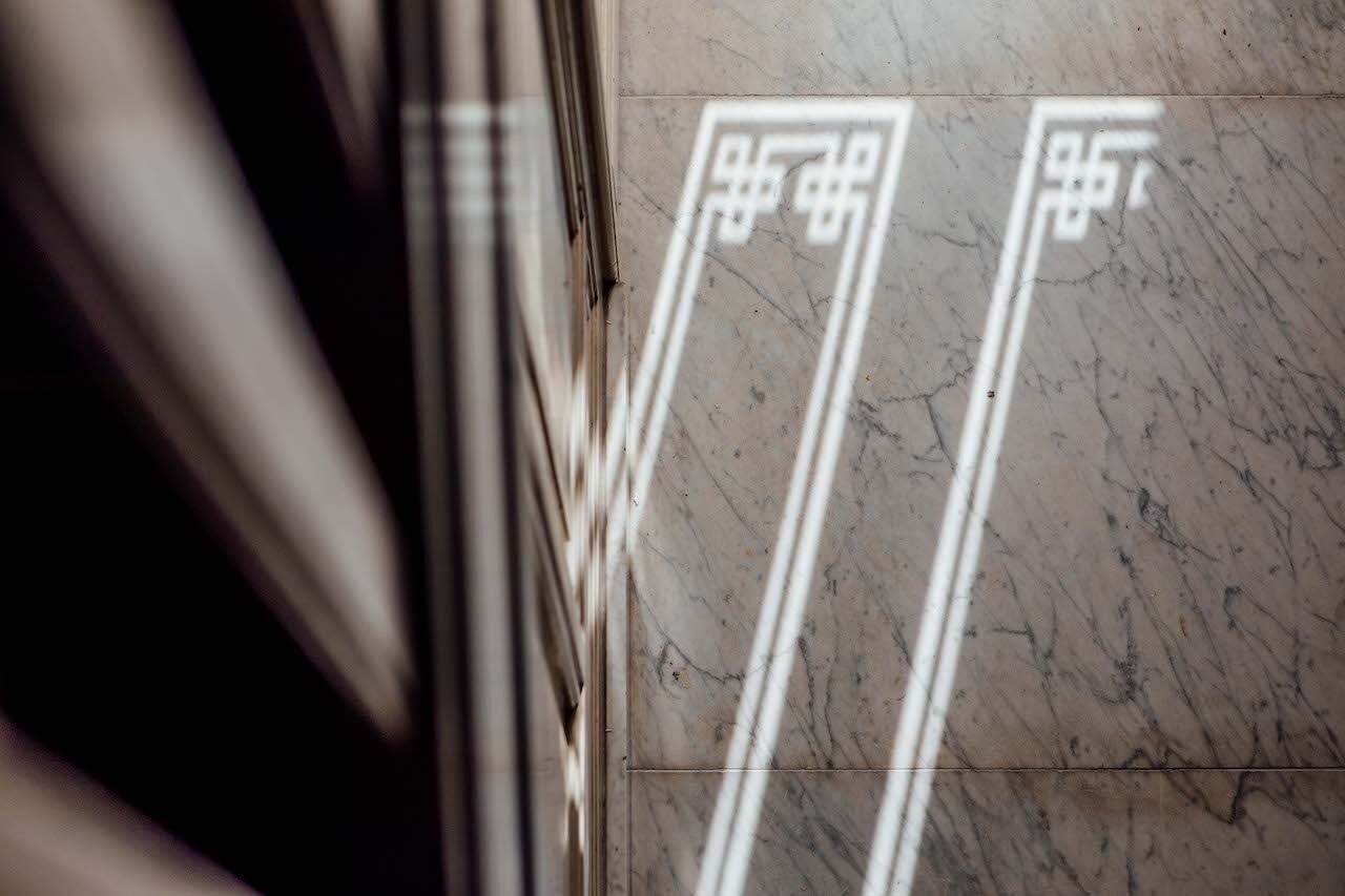 A marble floor with white lines and Chinese characters.