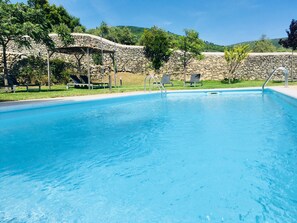 Seasonal outdoor pool, open 11 AM to 8:00 PM, pool umbrellas - Hotel 4* Conventual Sierra de Gata (San Martin de Trevejo)