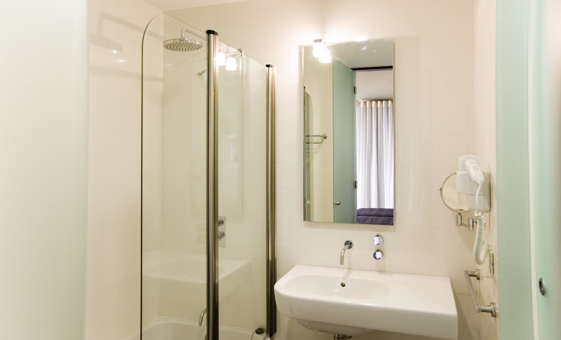 junior suite | bathroom | bidet, towels