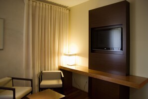 Minibar, coffres-forts dans les chambres, bureau, Wi-Fi gratuit