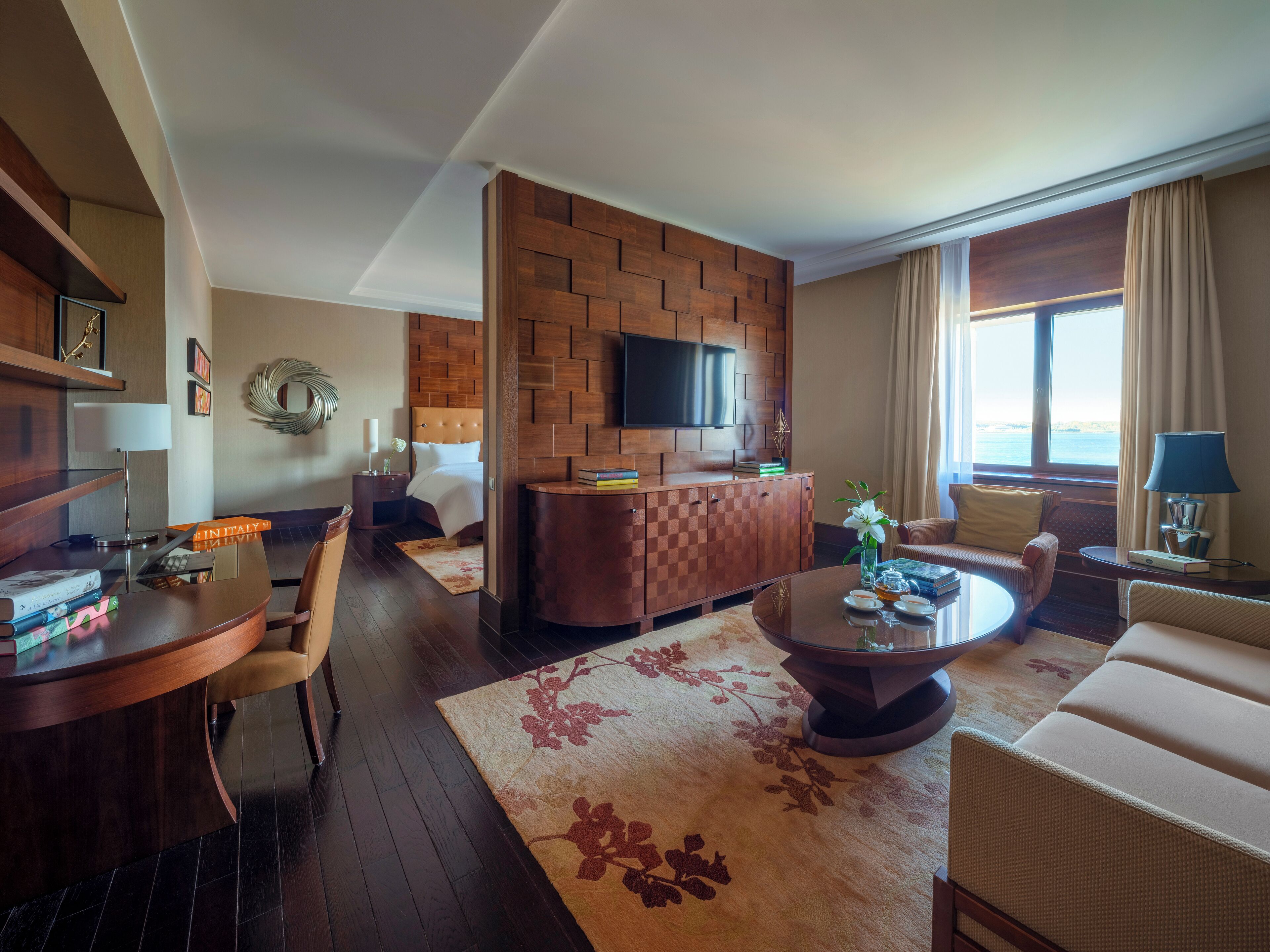 Suite Junior, 1 très grand lit, vue lac | Coin séjour | Télévision LCD de 32 pouces avec chaînes par satellite, télévision