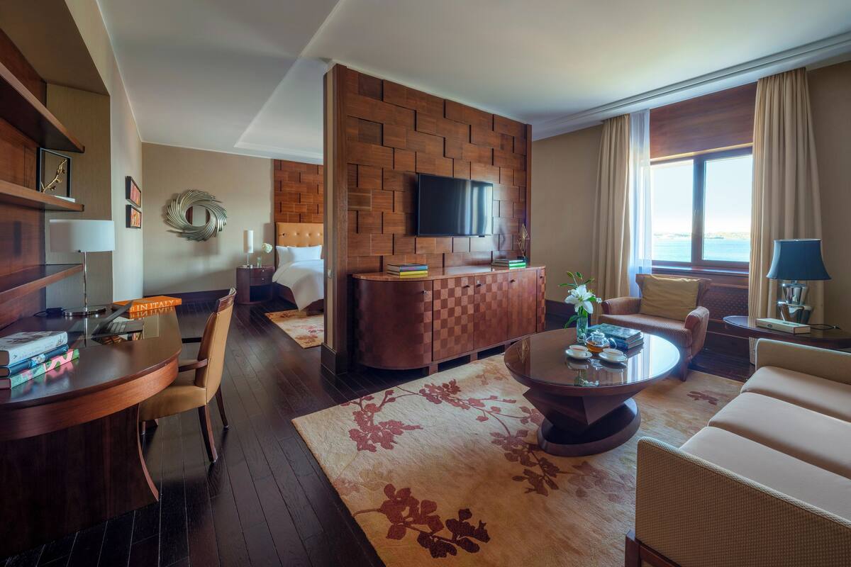 Suite junior, 1 cama de matrimonio grande, vistas al lago | Zona de estar | Televisión LCD de 32 pulgadas con canales por satélite, una televisión