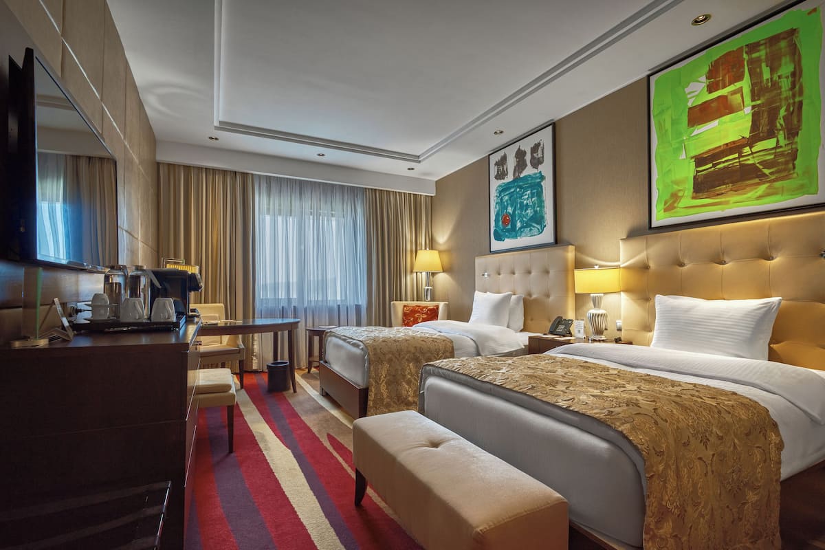Ropa de cama hipoalergénica, minibar, caja fuerte y escritorio