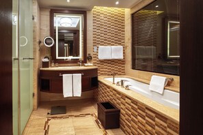 獨立浴缸和淋浴設備、全浸式浴缸、免費盥洗用品、吹風機