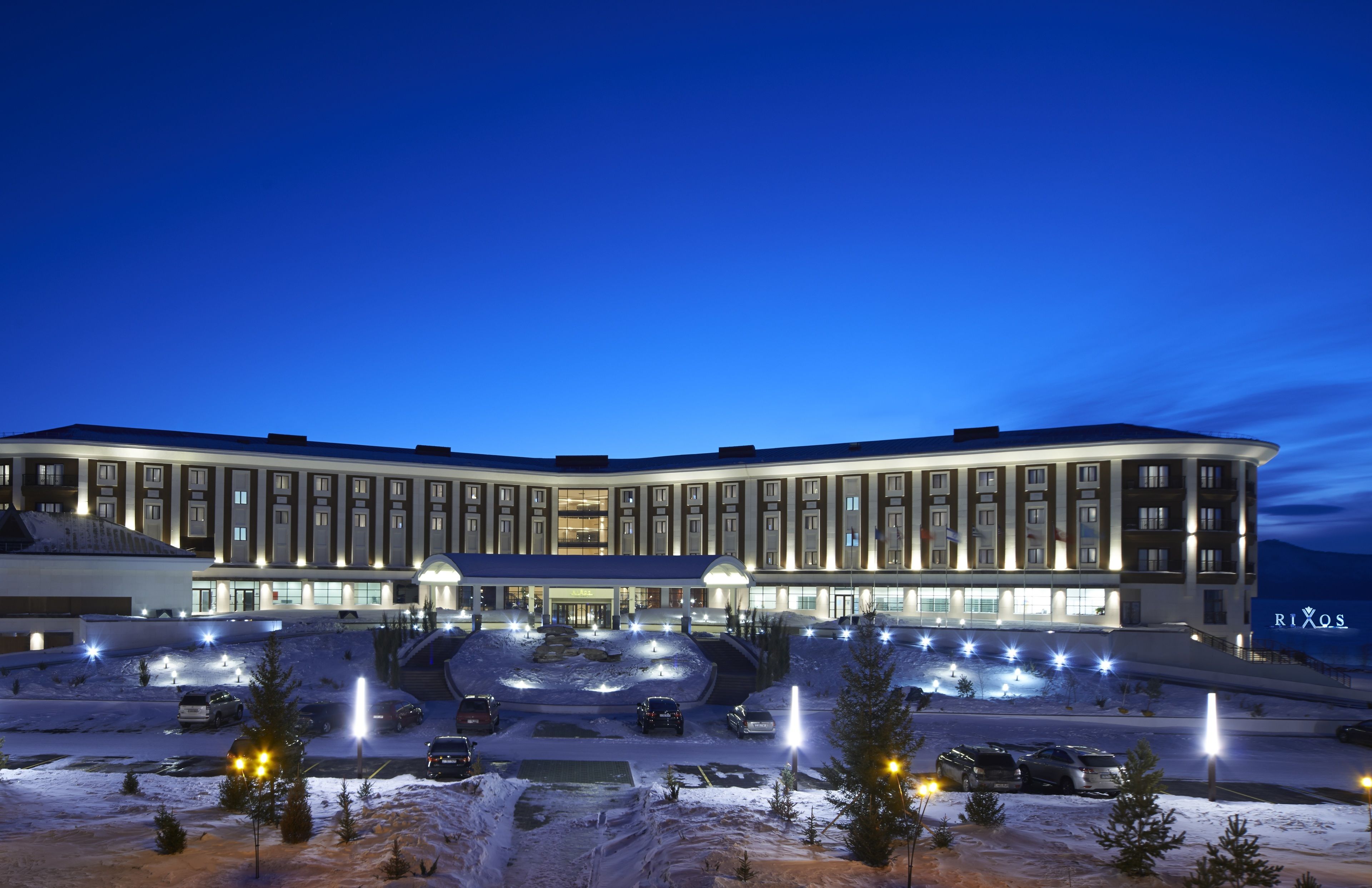 施設の正面 (日没後)