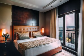 Ropa de cama hipoalergénica, minibar, caja fuerte