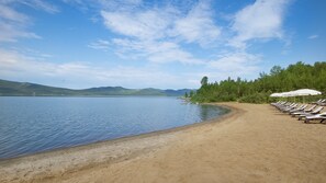 Ubicación cercana a la playa, sombrillas y toallas de playa