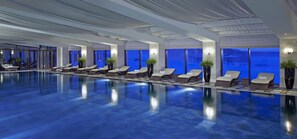 Piscine couverte, chaises longues