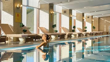 Indoor pool, sun loungers