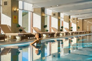 室內游泳池，提供日光浴躺椅