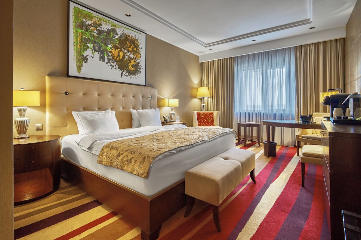 Ropa de cama hipoalergénica, minibar, caja fuerte y escritorio