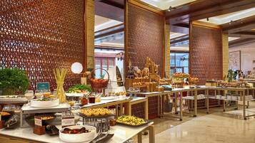 Un buffet con diversi cibi e una parete decorativa.