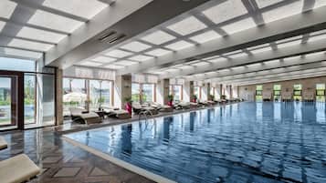 Inomhuspool och solstolar