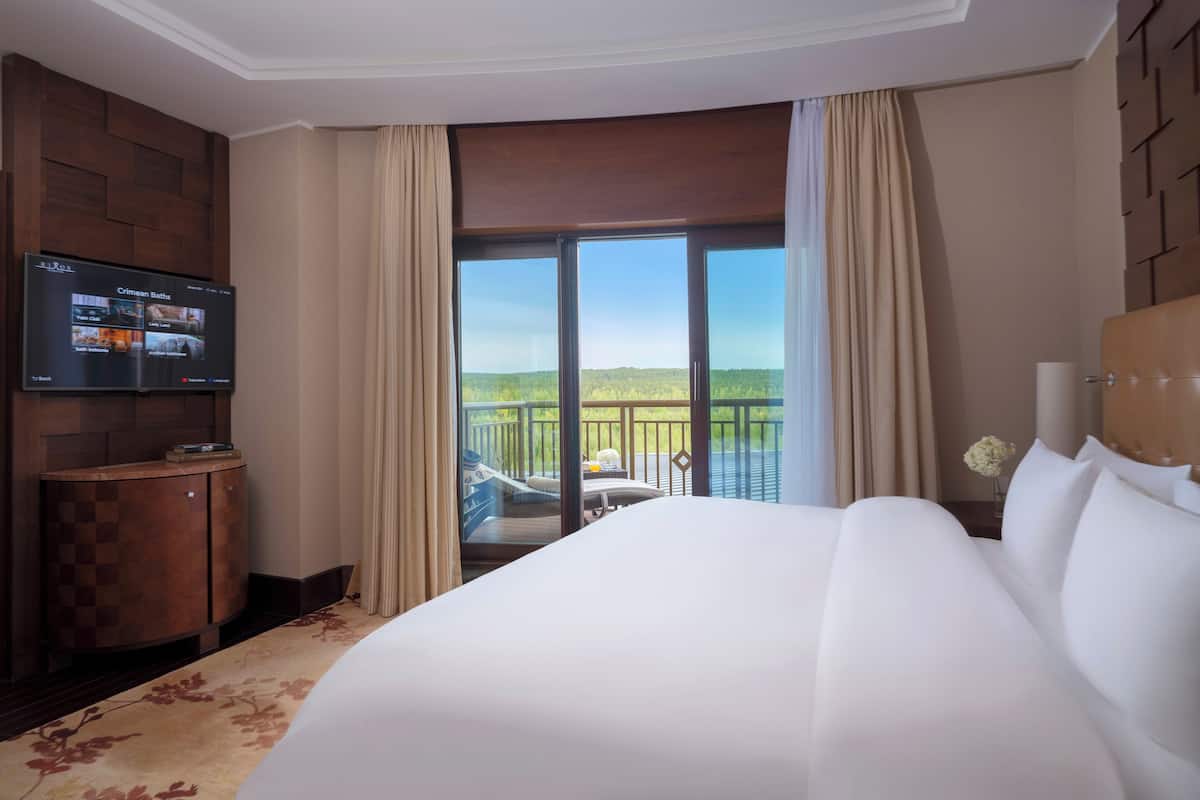 Suite junior, 1 cama de matrimonio grande, vistas al lago (Premier) | Ropa de cama hipoalergénica, minibar, caja fuerte y escritorio