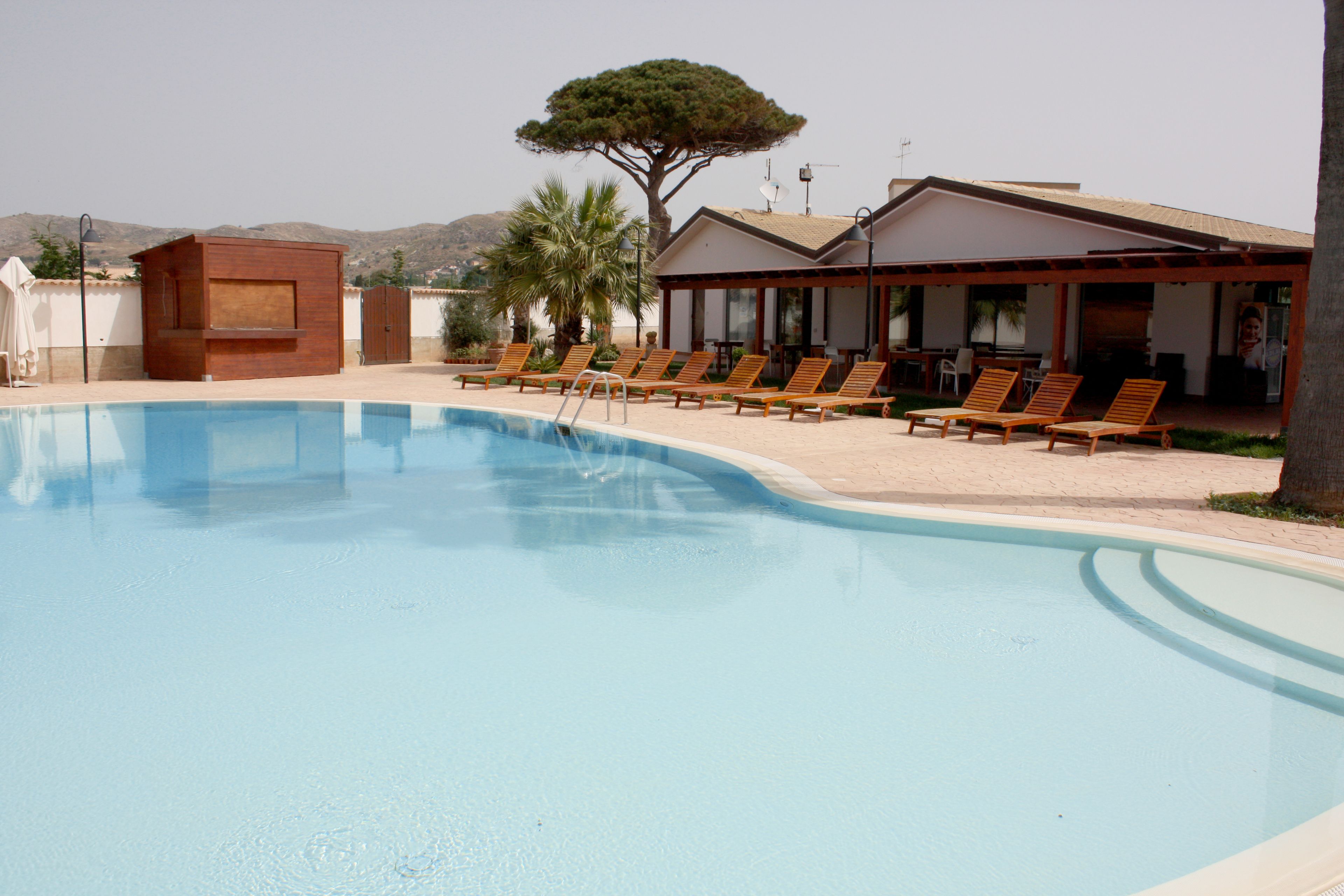 Una piscina al aire libre de temporada