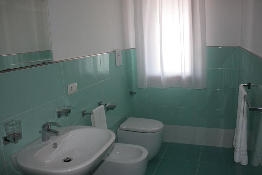 Ducha, artículos de higiene personal gratuitos, secador de pelo y bidé