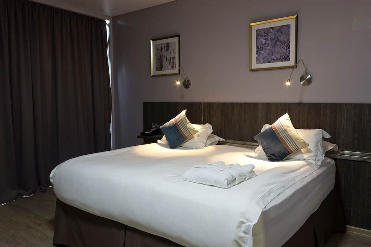 premium bedding, pillow-top beds, minibar, in-room safe