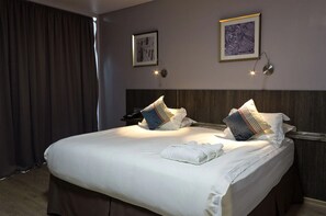 Premium bedding, pillowtop beds, minibar, in-room safe - Smart Hotel Bishkek (Bishkek)