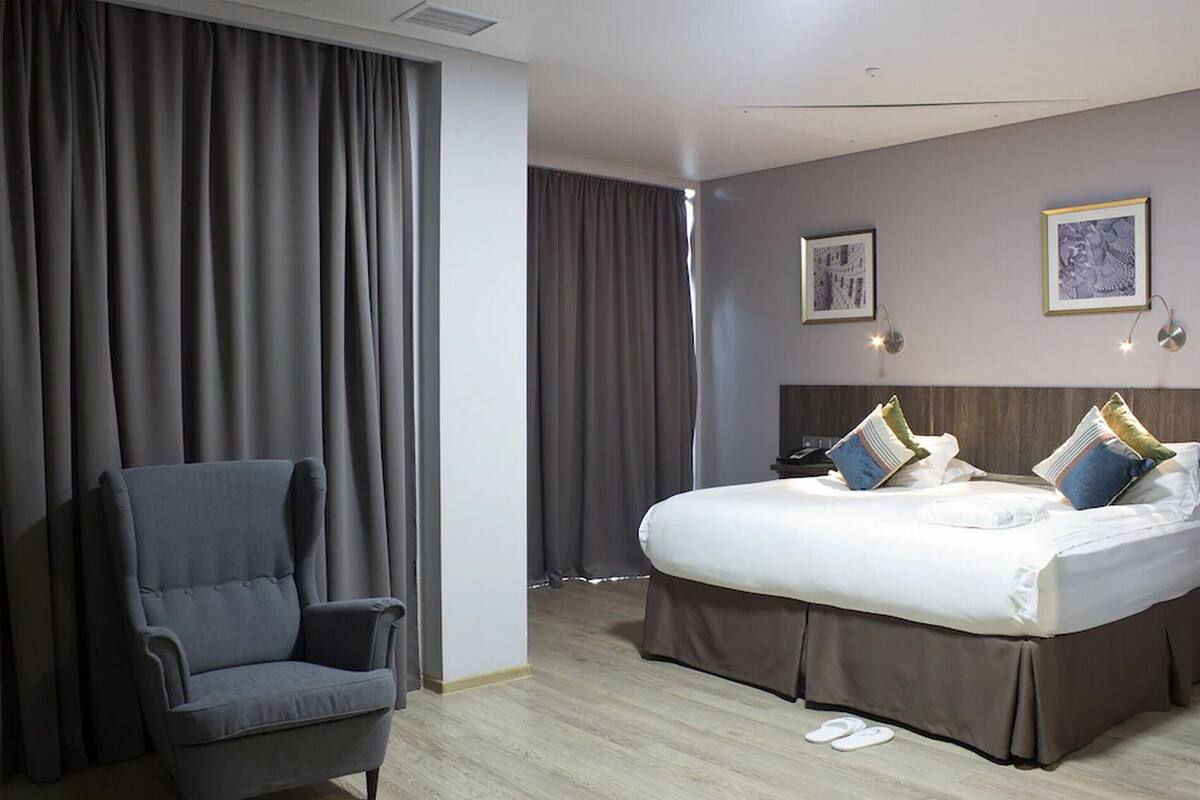 Premium bedding, pillowtop beds, minibar, in-room safe