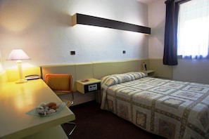 Desk, free cots/infant beds, free WiFi