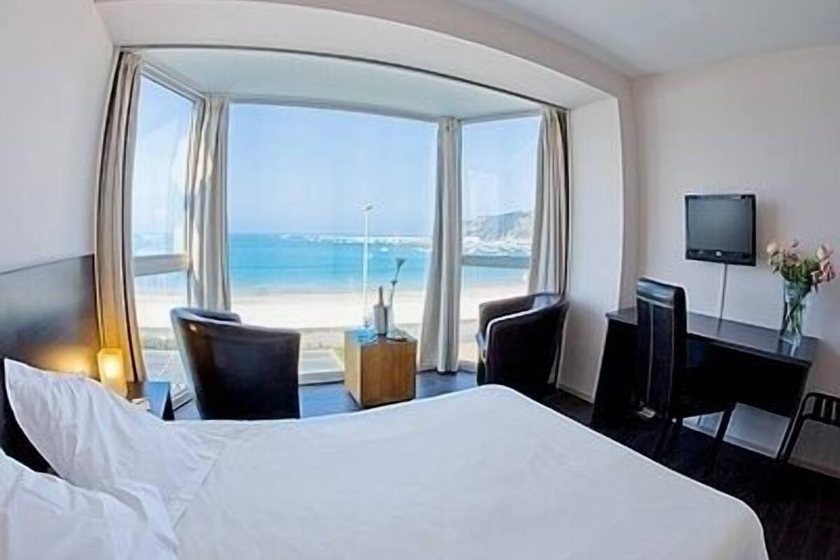 Habitación doble, Terraza, vista al mar | Caja de seguridad en la habitación, cortinas blackout y insonorización