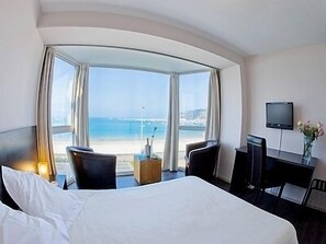 Habitación doble, Terraza, vista al mar | Caja de seguridad en la habitación, cortinas blackout y insonorización