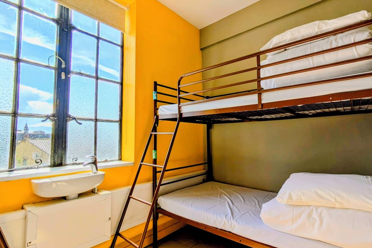 Twin Room, Shared Bathroom | Soundproofing, bed sheets