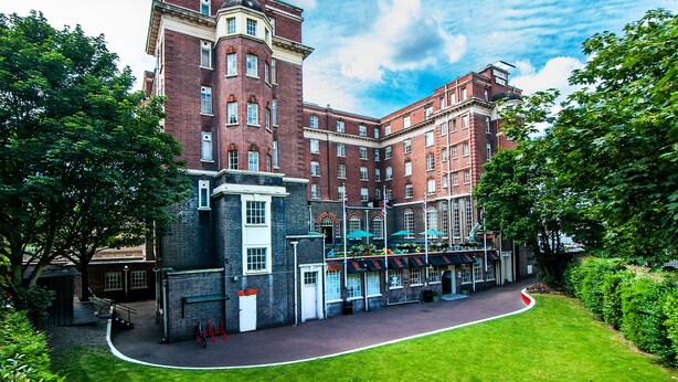 A large brick building with multiple windows and a central entrance. - Rest Up London - Hostel (London)