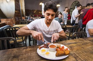 Daily English breakfast for a fee - Rest Up London - Hostel (London)