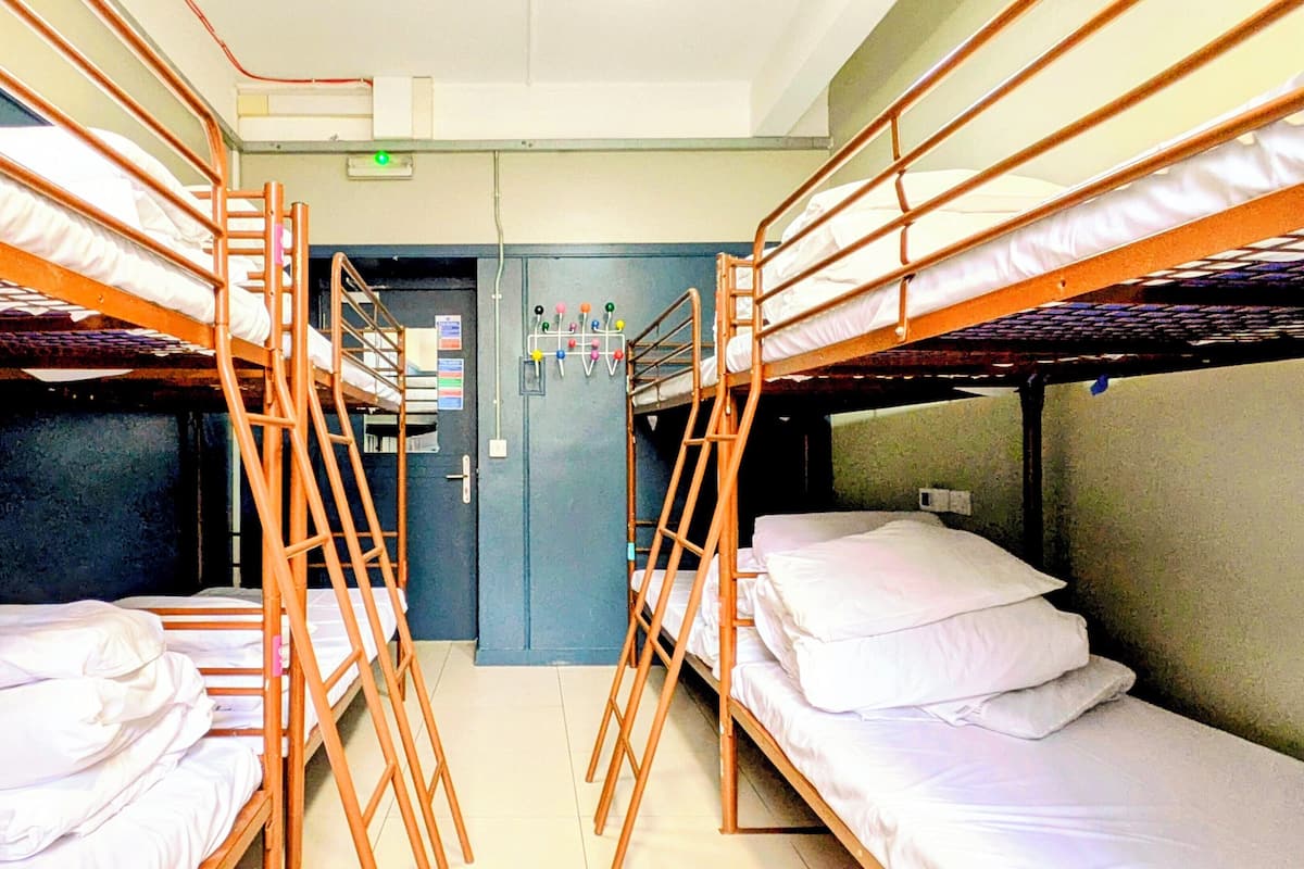 1 bed in shared, mixed room of 8 - shared bathroom | Soundproofing, bed sheets