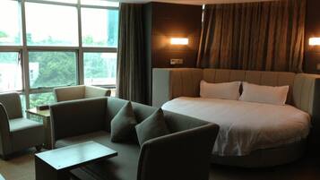 In-room safe, WiFi (free)