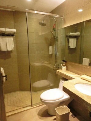 Shower, free toiletries, slippers, towels - GreenTree Alliance Shenzhen Shekou Sea World Hotel (Shenzhen)