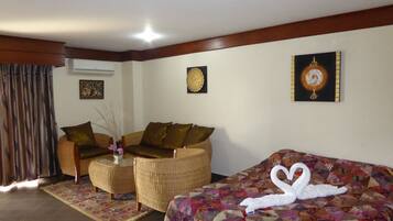 Superior Room | Minibar, desk