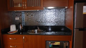 Deluxe Room, Kitchen | Private kitchen | Paper towels