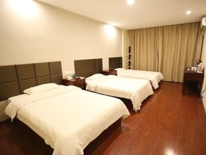 Caja fuerte, cortinas opacas, tabla de planchar con plancha